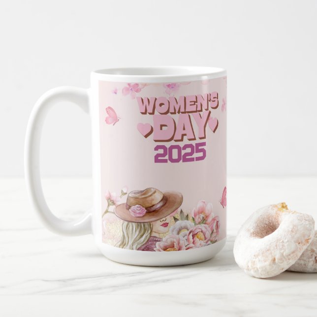 Elegant Kvinnodagen 2025 med Rosa Blommigt Design Kaffemugg (Med munk)