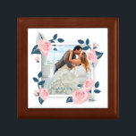 Elegant Lägg till din egen foto-Bröllop-ruta Minnesask<br><div class="desc">Om du vill göra ytterligare anpassningar klickar du på knappen "Anpassa" och användor verktyg som är utformat för att ändra mallen. Om alternativen är tillgängliga kan du ändra text och bild genom att helt enkelt klicka på "Redigera/ta bort text eller bild här" och lägga till en egen. Designad av Freepik....</div>