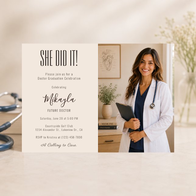 Elegant läkarfotoinbjudan inbjudningar (Elegant doctor graduation invitation with luxury photo layout and modern medical aesthetic.)
