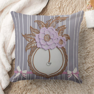 Elegant lavendelblommig spets & ränder kudde