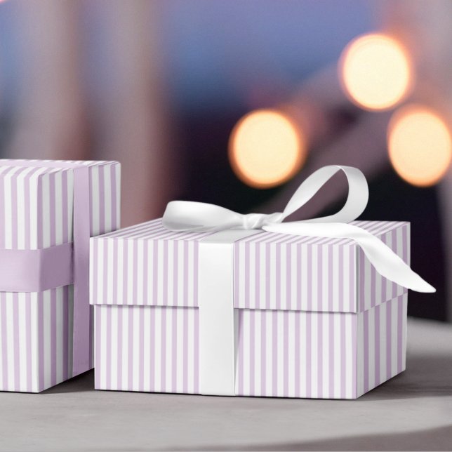 Elegant Lavender och White Thin Rand Presentpapper (Elegant Striped Wrapping in Lavender & White. Chic & Timeless. For All Occasions and  All Ages.)