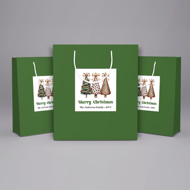 Elegant Leopards julträdspresentpåse Anpassat namn (Minimalist watercolor christmas tree gift bag with playful leopard pattern in earthy green and gold.)