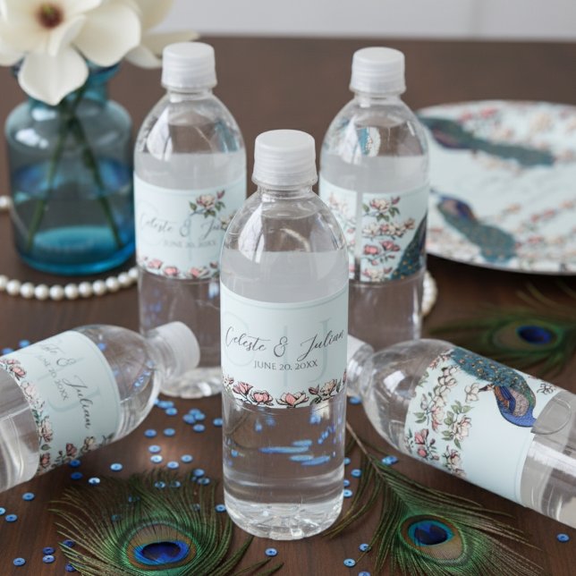 Elegant Light Blue Blommigt Peacock Bröllop Vattenflaskor Etikett (Elegant Blue Floral Peacock Water Bottle Labels. Teal Peacock Feathers, Magnolia Flowers & Monogram)