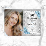 Elegant Light Dusty Blue Ro Photo 50:e födelsedage Inbjudningar<br><div class="desc">Femininininbjudan till elegantens blommigt på 50 år med ditt foto. Glam-design med faux glitter silver. Funktioner rand, dammigt ljusblått ro, typsnitt för skript och konetti. Perfekt för en snyggt vuxen under firande party. Anpassa med dina egna detaljer. Kan anpassas för vilken ålder som helst! Skrivna Zazzle-inbjudningar eller digital utskrivbar mall...</div>