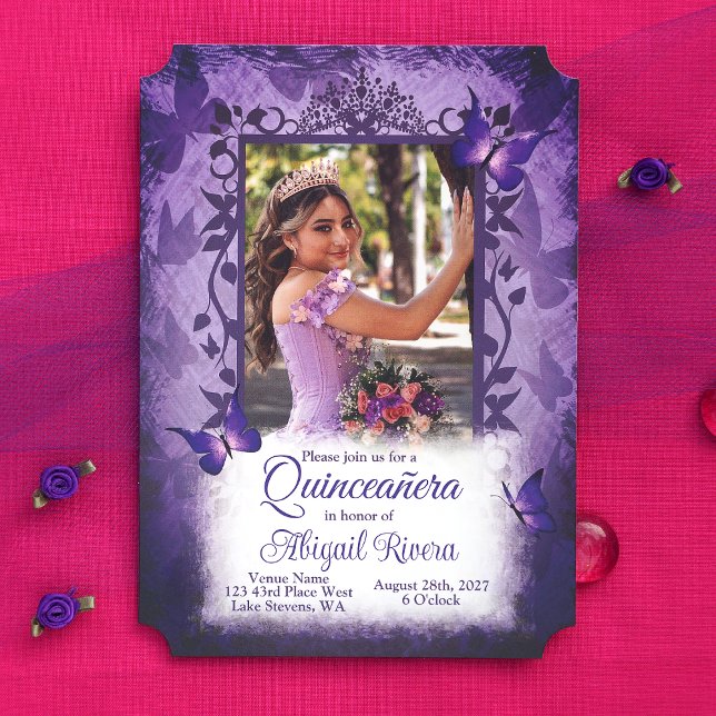 Elegant Lila Butterflies Quinceanera Princess Inbjudningar (Elegant Purple Quinceanera Invitation with Decorative Butterfly Photo Frame, Digital Sharing Invite)