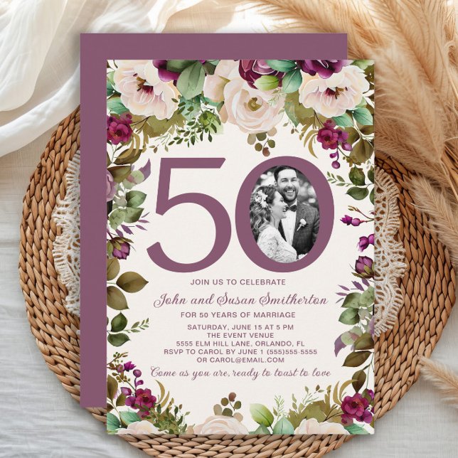 Elegant Lila Cream Blommigt Photo 50-årsjubileum Inbjudningar (Elegant purple and cream-colored watercolor floral 50th wedding anniversary photo invitation)