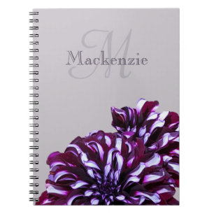 Elegant lila dahlia-blommor monogram, eget namn anteckningsbok med spiral