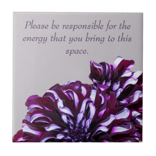 Elegant lila dahlia-blommor, positiv energi kakelplatta
