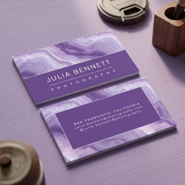 Elegant Lila Geod Visitkort (Simulated business cards on table)