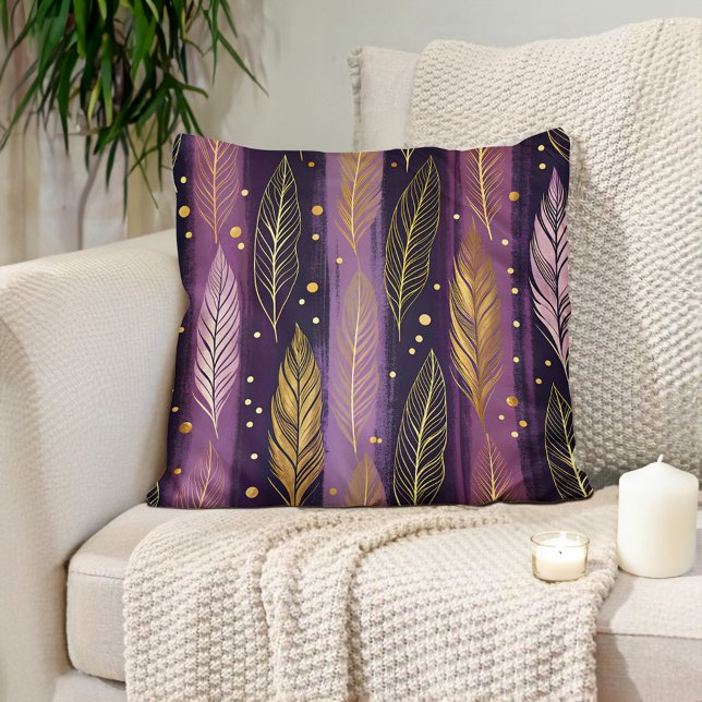 Elegant Lila Guld Fjäder Boho  Kudde (Elegant purple with gold feather decorator pillow)