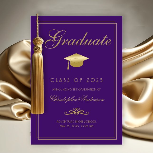 Elegant Lila Guld Formell Script Studenten Meddelande (Elegant Graduate Graduation Announcement with Gold Grad Cap, calligraphy script purple background)
