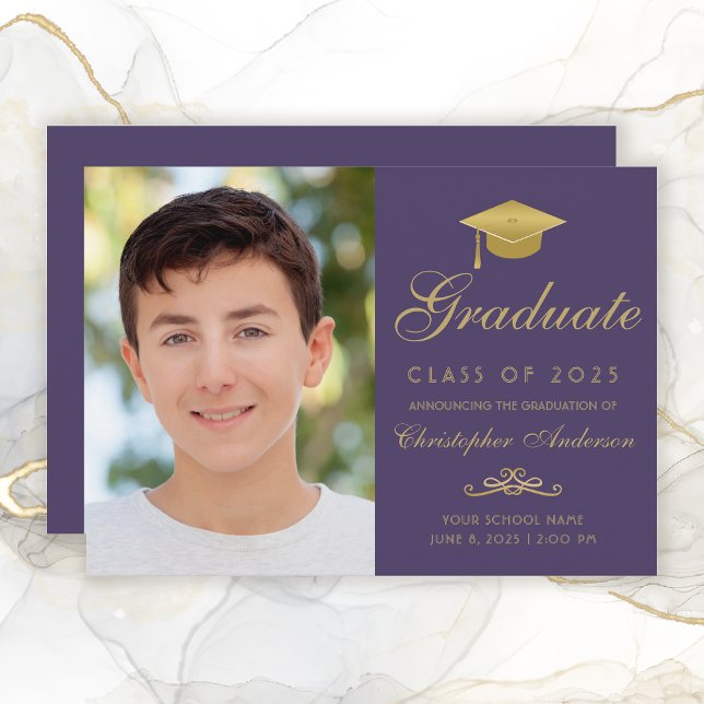 Elegant Lila Guld-skriptfoto Studenten Meddelande (Elegant Purple and Gold Photo  Graduation Announcement for boys.)
