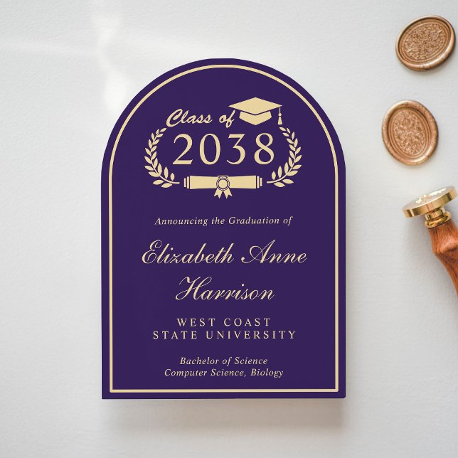 Elegant Lila Guld Studenten Inbjudningar (An elegant arch-shaped college graduation announcement to celebrate the graduate's achievements)