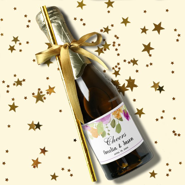 Elegant Lila Gult Blommigt Vattenfärg Mini i  (Purple and yellow watercolor floral mini champagne bottle label for favors or serve to guests)