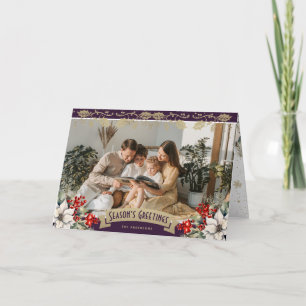 Elegant lila julkort med julstjärna röda bär och j kort