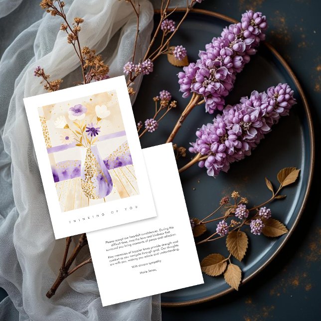 Elegant lila och gyllene blomvas sorg (Elegant Purple and Golden Effect Tall Vase with Flowers Sympathy Card Design.)