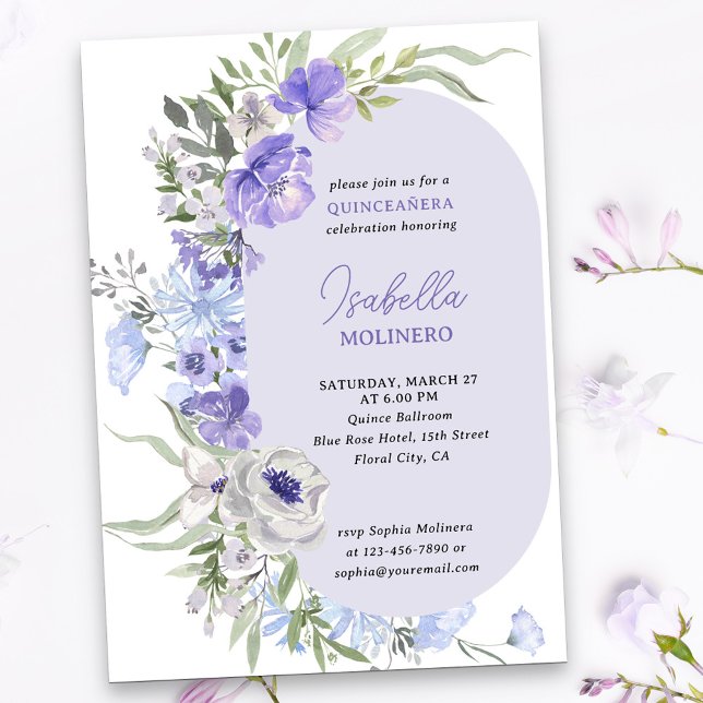 Elegant Lila Peri Blommigt Quinceanera Inbjudningar (Purple floral quinceanera invitation with modern oval framed with watercolor flowers)