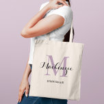 Elegant Lila Personligt bröllp Bridesmaid Namn Tygkasse<br><div class="desc">Elegant personligt bröllp tote-väskan har en personlig monogramtypografi med det moderna kalligrafiskriptet namn och serif monogram initialt i lavendel lila och svart färg. Innehåller anpassningsbar för en brudens sida-rubrik som "BRIDESMAID" eller annan föredragen ordalydelse.</div>