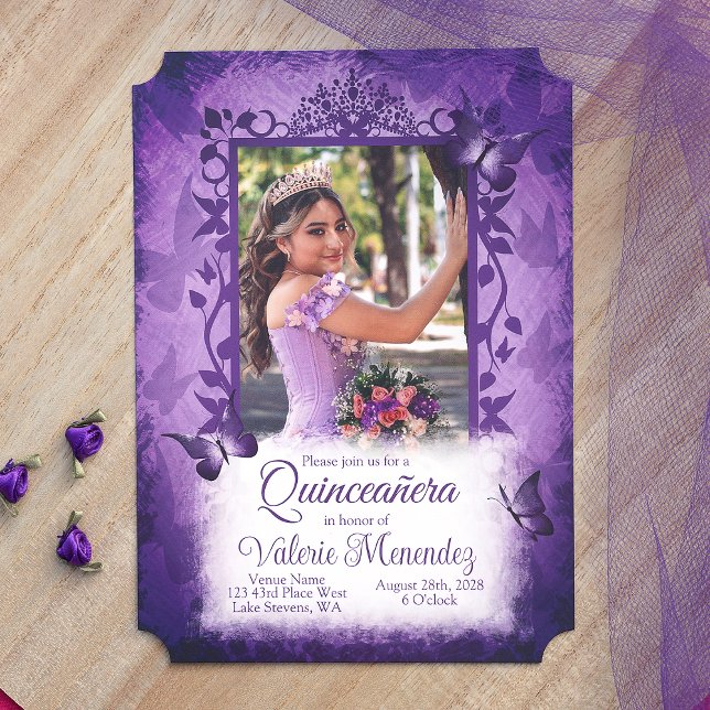 Elegant Lila Quinceanera Finare Vine Photo Gräns Inbjudningar (Elegant Purple Quinceanera Invitation with Butterflies and Decorative Photo Frame)