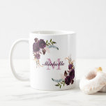 Elegant Lila Ro Blommigt Namn Monogram Mugg<br><div class="desc">Fint, Plum Lila Ro Blommigt anpassningsbar personlig mugg. Elegant, boho vattencolor ro, utformning av botaniska blommigtar med löv på vit bakgrund. Du kan anpassa med ditt namn och ditt monogram först med en handskriven typografi av eleganten. #3341 Om du behöver hjälp eller matchande artiklar ber jag om skriva till mig....</div>