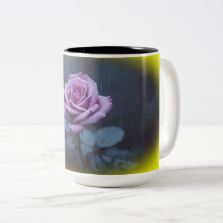 Elegant lila ros i regn-mugg Två-Tonad mugg