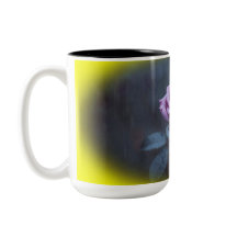 Elegant lila ros i regn-mugg