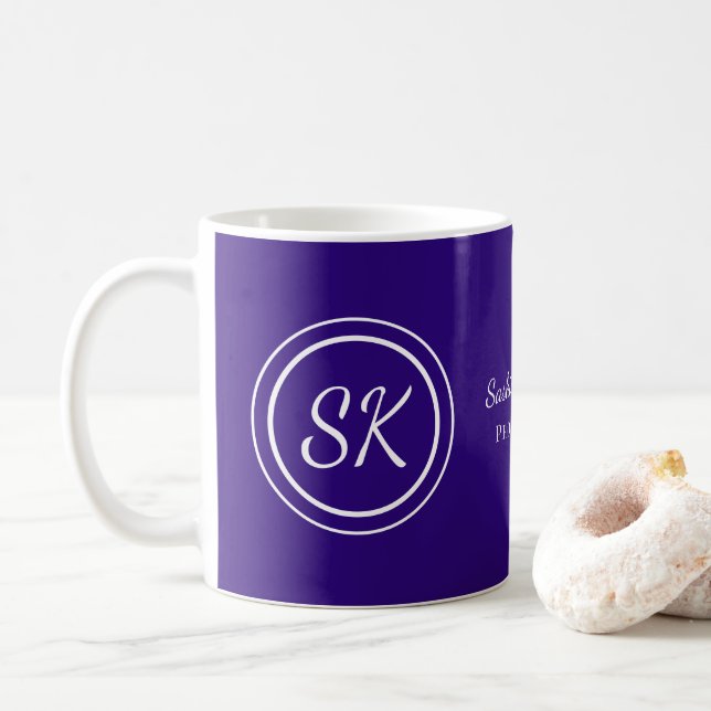 Elegant Lila Script Monogram Business Kaffemugg (Med munk)