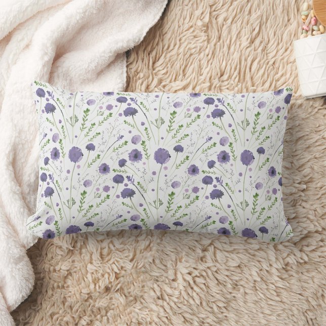 Elegant Lila VattenfärgsBlommönster Lumbarkudde (Elegant Purple Watercolor Floral Pattern Lumbar Pillow from Studio Posies.)