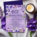 Elegant Lila Violets Blommigt 40:e födelsedagen Pa Inbjudningar<br><div class="desc">lilan i elegant kränker blommigtens utformning "40:e födelsedag Party" med en blommigt ovanpå och grund-svag av violett på en nödlidande violett och vit stjärndammbakgrund.</div>