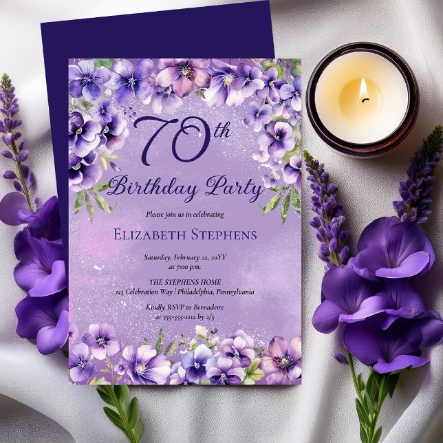 Elegant Lila Violets Blommigt 70:e Födelsedagsfest Inbjudningar (Elegant Purple Violets Floral 70th Birthday Party Invitation)