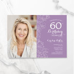 Elegant Lila Vit Blommigt Foto 60 födelsedagar Inbjudningar<br><div class="desc">Ljust lila lavender vit blommigt 60 födelsedagsfest inbjudan med ditt foto på kortets framsida. Minimalistisk modern design med botaniska konturaccenter för teckning, faux guld-folie och typografi-skript. Enkel inbjudan-kortsperfekt för trendig för en snyggt kvinna på dagen firande. Kan anpassas till vilken ålder som helst. Skrivna Zazzle-inbjudningar eller digital utskrivbar mall för...</div>