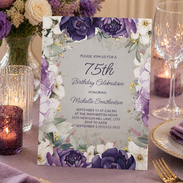 Elegant lila vit blomster glitter 75-årsdag inbjudningar (Elegant purple and white watercolor floral 75th birthday party invitation)