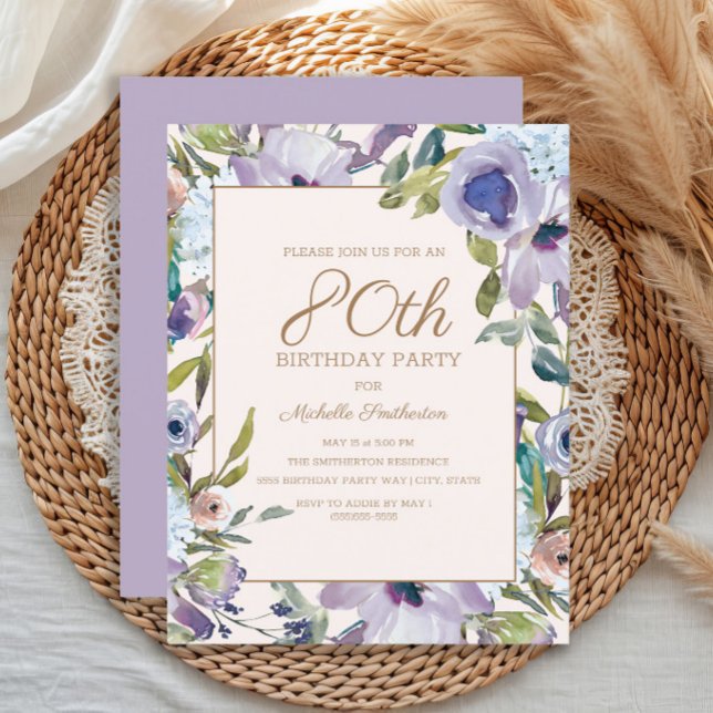 Elegant Lilac Lila Blommigt Greenery 80 Birthday Inbjudningar (Purple watercolor floral 80th birthday party invitation)