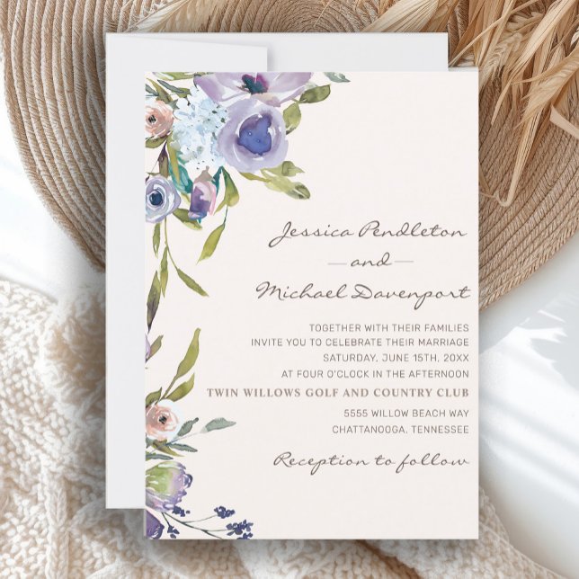 Elegant Lilac Lila Dusty Blue Blommigt Bröllop Inbjudningar (Dusty blue and purple boho-style watercolor floral wedding invitation)