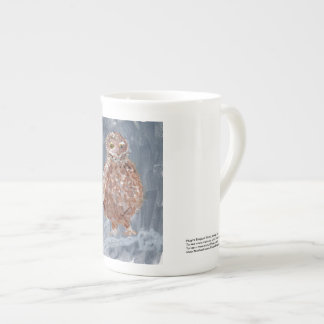 Elegant liten uggla med den gråa bakgrundsmuggen benporslin mugg