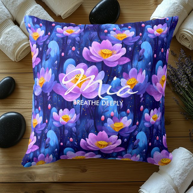 Elegant lotusblommönster i blått och violett kudde (Skapare uppladdad)