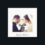 Elegant lövverk | Personligt canvastryck<br><div class="desc">ge ditt hem en elegant inredning med denna mjuka lövbakgrund i ljust grått med grågrön fotoram. Personliggör med ert eget bröllopsfoto och monogram</div>