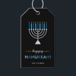 Elegant Lycklig Hanukkah Black med Silver Menorah Presentetikett<br><div class="desc">Dessa moderna,  elegant Hanukkah-märkre har en silver Menorah med blåa och turkosa ljus och gult guld flammor på svart bakgrund.</div>