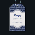 Elegant Lycklig Hanukkah Menorah Mönster Blue Presentetikett<br><div class="desc">Märkre för Hanukkah-presenter av god kvalitet som du kan anpassa med ditt speciella helgdag-meddelande.</div>