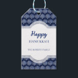 Elegant Lycklig Hanukkah Menorah Mönster Blue Presentetikett<br><div class="desc">Märkre för Hanukkah-presenter av god kvalitet som du kan anpassa med ditt speciella helgdag-meddelande.</div>