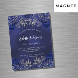 Elegant lyx för daglig flotta i blåa blommor magnetisk inbjudningskort<br><div class="desc">En marin blå bakgrund,  dekorerad med blå ro,  blommor. Den blå färg är ojämn. Anpassa och lägg till information om namn och party. Baksida: flottblått och faux silver-gnistor.</div>