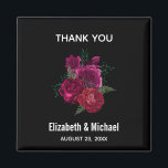Elegant Magenta Ro Blommigt Bouquet Bröllop Magnet<br><div class="desc">En favoritmagnet med en vacker bild av en bukett av magenta och rosa blommor. Svart bakgrund.</div>