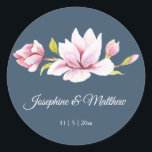 Elegant Magnolia Blommigt Wedding Stickers Runt Klistermärke<br><div class="desc">De här bröllopsmärken har magnoliska blommor. Du kan anpassa dessa klistermärken med namn och bröllop-datumet. Klicka på knappen "Anpassa" om du vill ha fler alternativ om du vill ändra texten storlek eller om du vill lägga till ytterligare text. Dessa klistermärken är idealiska för använda som klistermärken eller för att dekorera...</div>