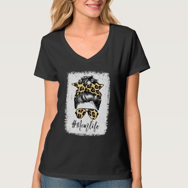 Elegant mamaliv med leopardmönstrade solglasögon c t shirt (Framsida)