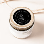 Elegant Måne och Stars Black Wedding Favor Runt Klistermärke<br><div class="desc">Lägg till en personlig i dina kuvert,  bröllopsfavoriter och mycket mer med de här Eleganterna,  Måne och Stars svarta och vita bröllopsmärken. Konstruktionen har en vit konturteckning av ett måne,  med stjärnor och blad i svart bakgrund. Datumet namn och bröllop visas med vita bokstäver.</div>