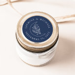 Elegant Måne och Stars marinbröllopsförmån Runt Klistermärke<br><div class="desc">Lägg till en personlig i dina kuvert,  bröllopsfavoriter och mycket mer med de här Elegant vigselklistermärkena Måne och Stars navy. Utformningen har en vit konturteckning av ett måne med stjärnor och blad på en marin bakgrund. Datumet namn och bröllop visas med vita bokstäver.</div>
