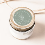 Elegant Måne och Stars Sage Grönt bröllopsförmån Runt Klistermärke<br><div class="desc">Lägg till en personlig i dina kuvert,  bröllopsfavoriter och mycket annat med de här Elegant-bröllopsmärken för Måne och grönt. Konstruktionen har en vit linjekonst som illustrerar ett måne med stjärnor och löv på gröntens bakgrund. Datumet namn och bröllop visas med vita bokstäver.</div>