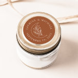 Elegant Måne och Stars Terracotta Wedding Favor Runt Klistermärke<br><div class="desc">Lägg till en personlig i dina kuvert,  bröllopsfavoriter och mycket annat med de här Eleganterna,  Måne och Stars terracotta-bröllopsmärken. Utformningen har en ljusgräddkonst som illustrerar en måne med stjärnor och löv på en terracotta-bakgrund. Datumet namn och bröllop visas i krämbokstäver.</div>