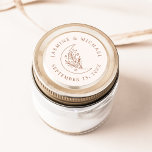 Elegant Måne och Stars Terracotta Wedding Favor Runt Klistermärke<br><div class="desc">Lägg till en personlig i dina kuvert,  bröllopsfavoriter och mycket annat med de här Eleganterna,  Måne och Stars terracotta-bröllopsmärken. Utformningen har en terracotta linjebild som illustrerar ett måne med stjärnor och blad på en gräddbakgrund. Datumet namn och bröllop visas i terracotta-bokstäver.</div>