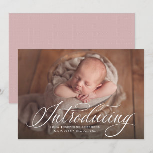 Elegant manus som introducerar ett foto rosa födel meddelande